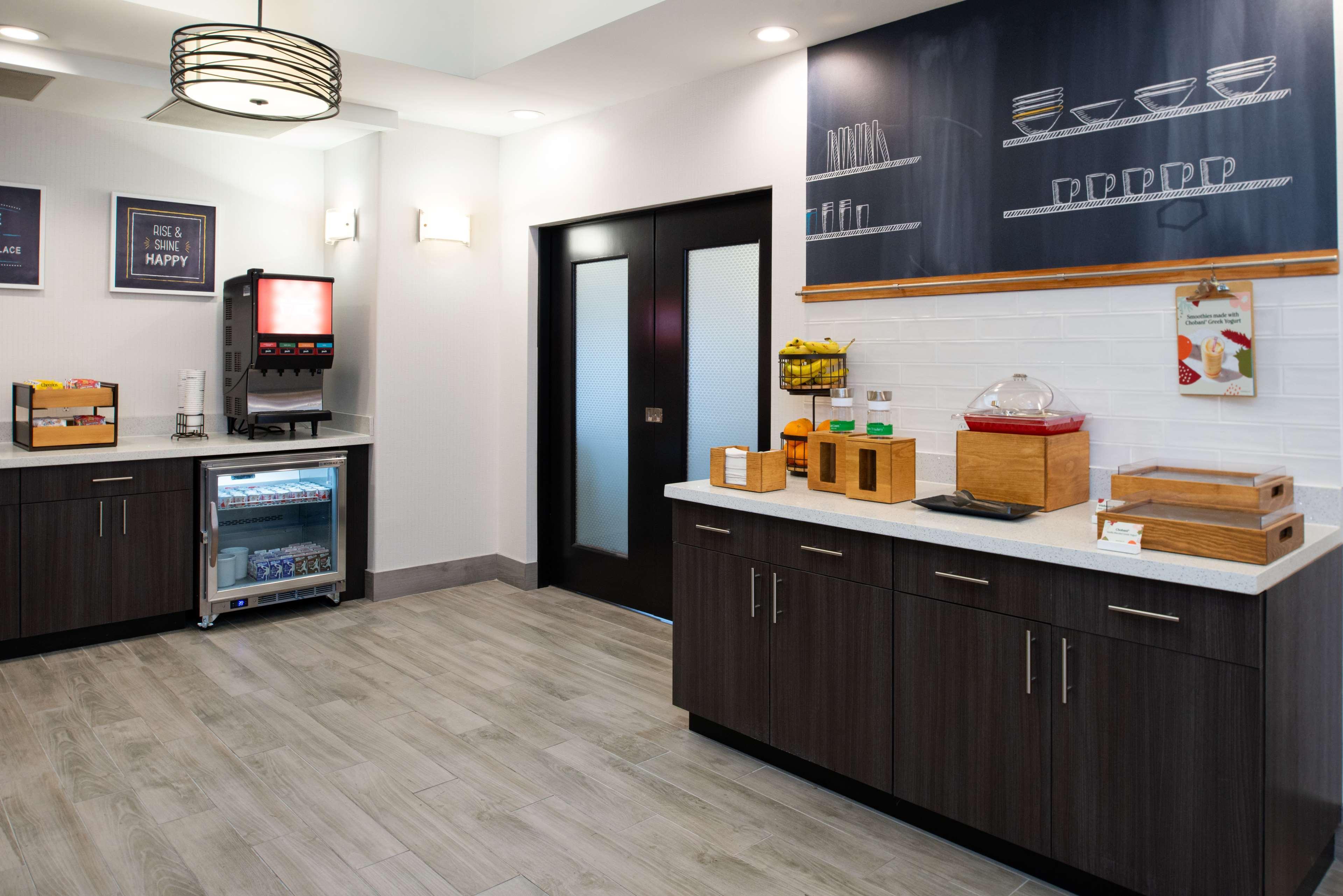 Hampton Inn Kansas City Northeast エクステリア 写真