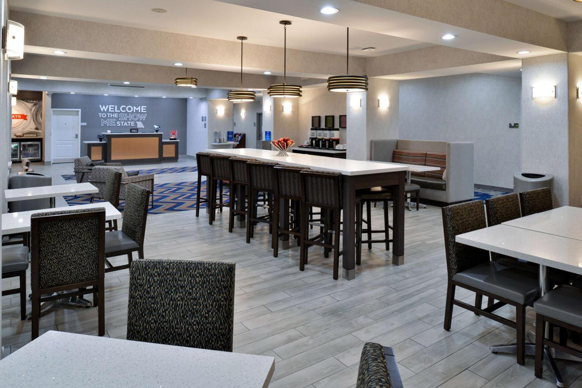 Hampton Inn Kansas City Northeast エクステリア 写真