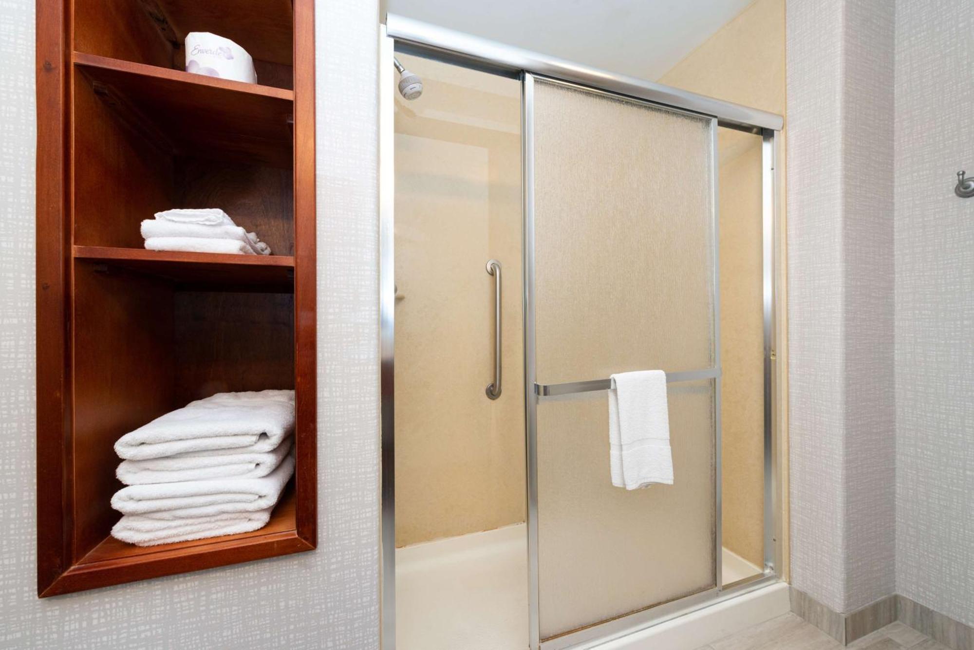 Hampton Inn Kansas City Northeast エクステリア 写真