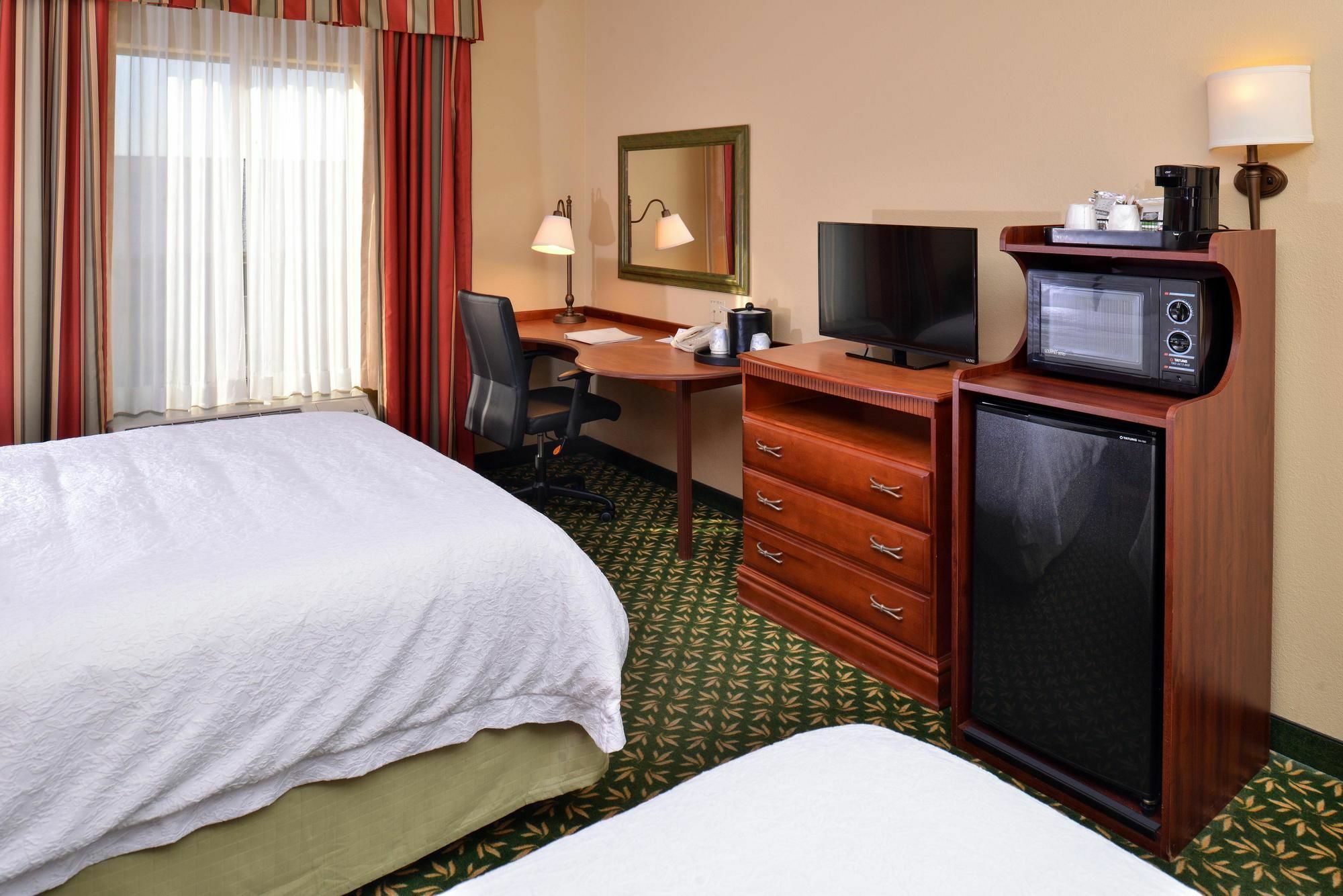Hampton Inn Kansas City Northeast エクステリア 写真